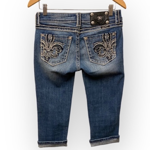 Miss Me 27 (3/4) Capri Jeans Low Rise Fleur De Lis Embroidered Embellished - Picture 3 of 13